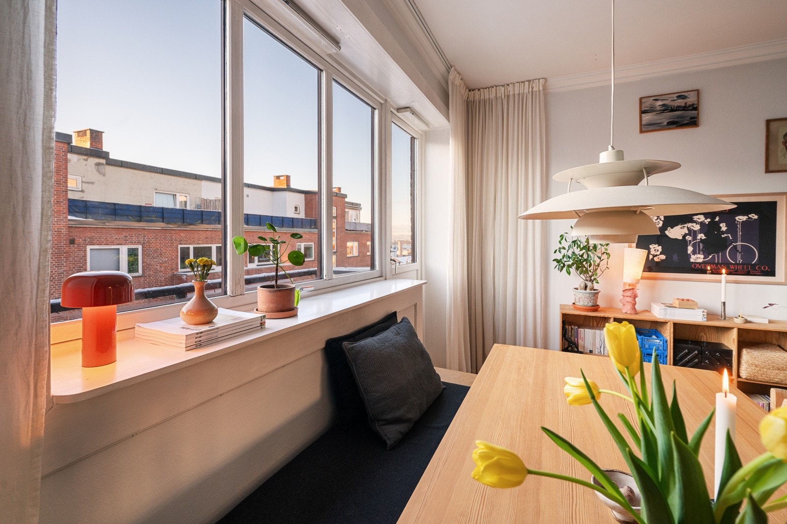 Spisebordet er plassert ved vinduet hvor den luftige atmosfæren virkelig kan nytes. Galleribilde