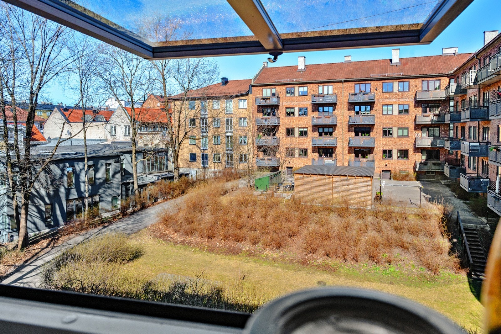 I likhet med stuen har også kjøkkenet hyggelig og fritt utsyn, her mot den hyggelige bakgården. Galleribilde