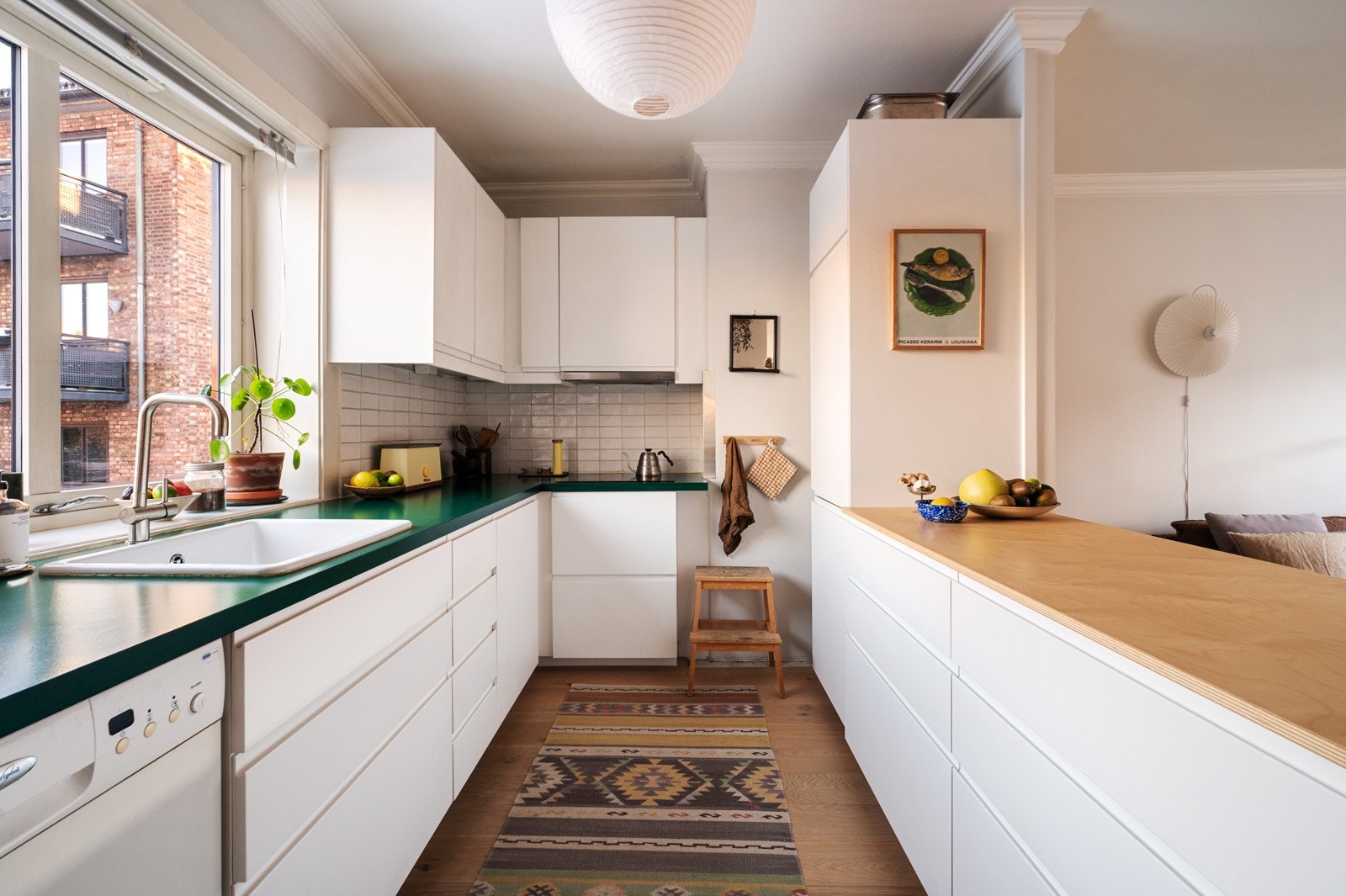 Rikelig med oppbevaringsplass på tre sider. Galleribilde