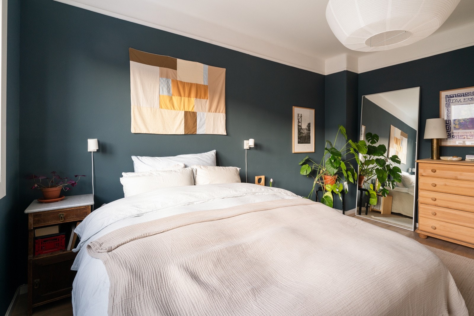 Her er det god plass til dobbeltseng og nattbord på to sider Galleribilde