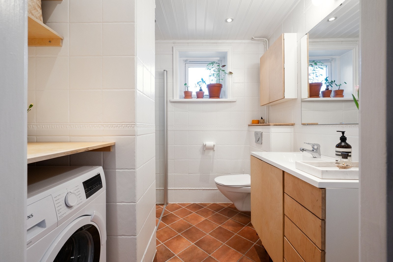 Stort og flislagt bad med adkomst fra entréen. Varme i gulv og opplegg til vaskemaskin. Galleribilde