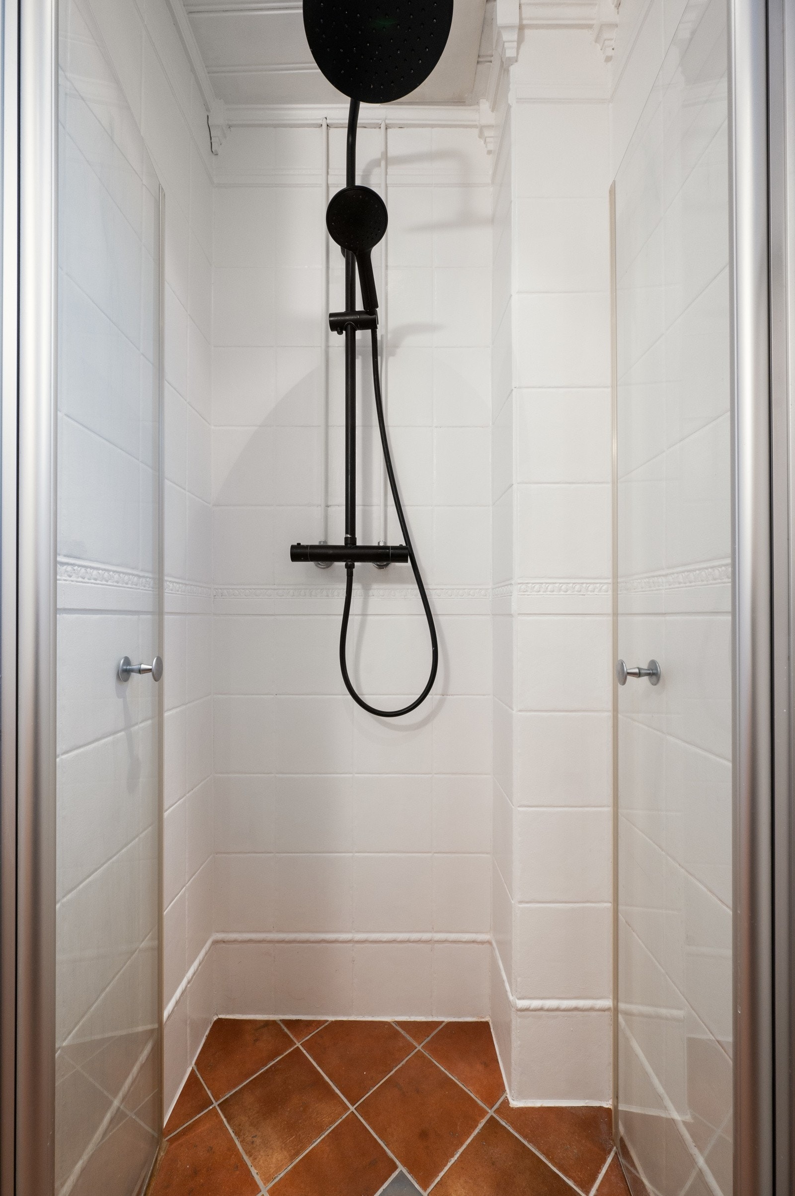 Romslig dusjnisje med nyere dusj og blandebatteri. Galleribilde