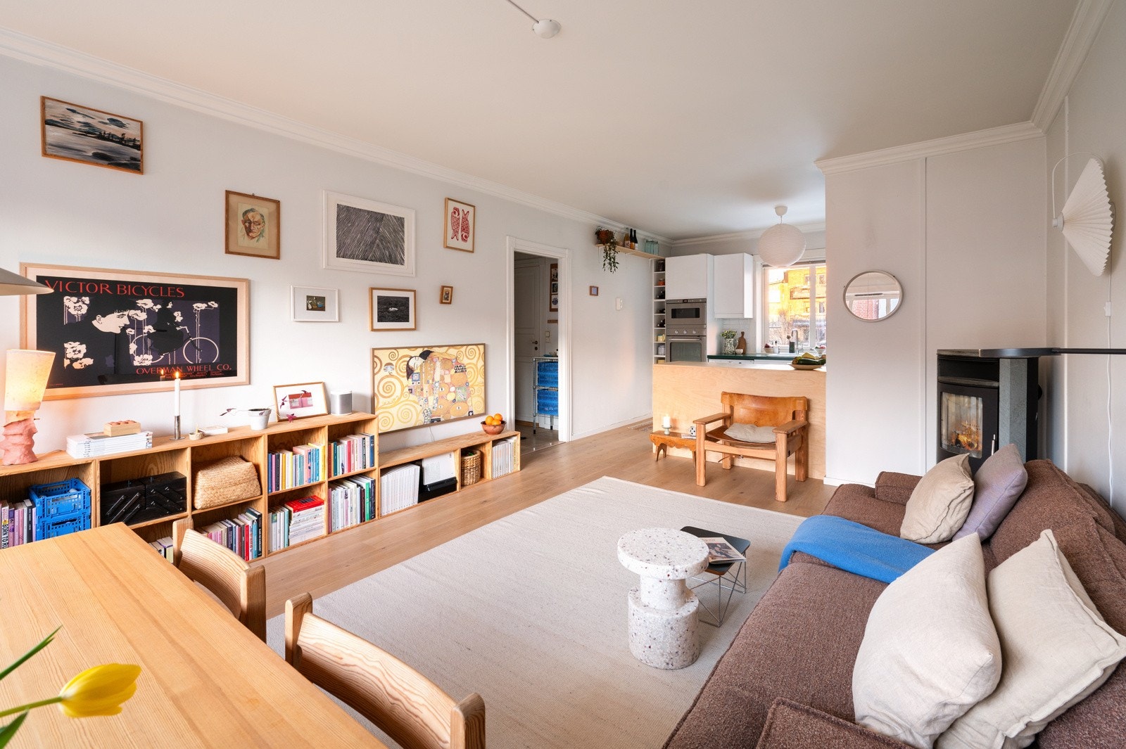 Leiligheten ble overflateoppusset av nåværende eier i 2021 med bl.a. nytt parkettgulv og malte vegger. Galleribilde