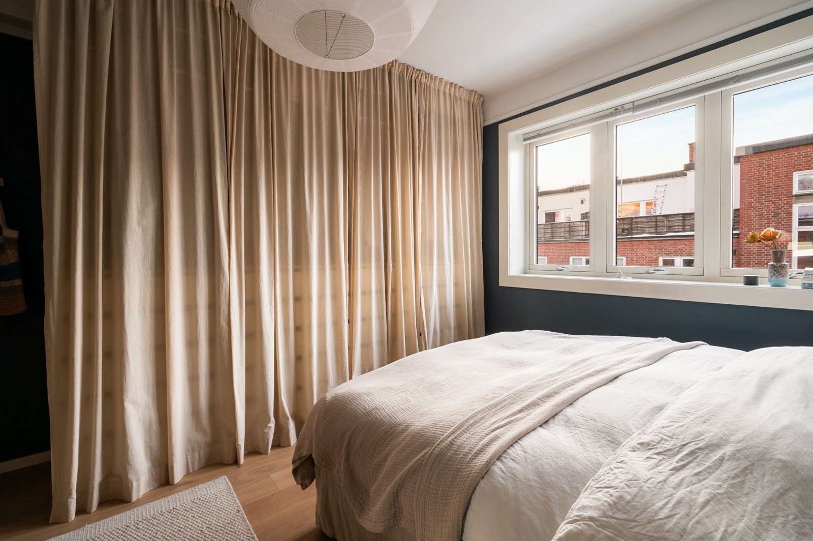 Garderobeløsning langs hele langveggen. Galleribilde