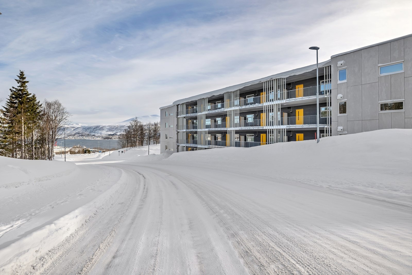 Busstopp like nede i bakken Galleribilde