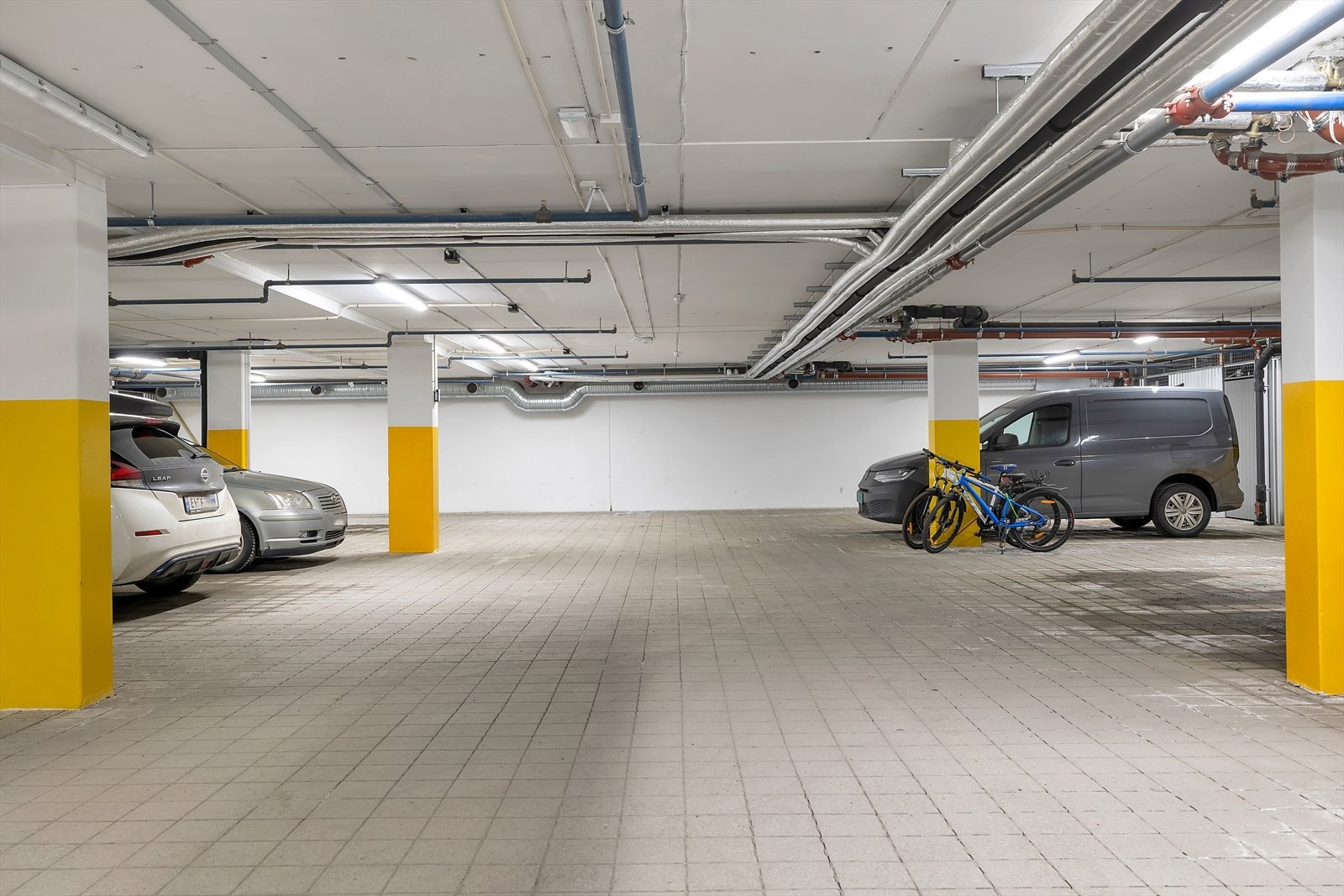 Fast plass med sportsbod Galleribilde