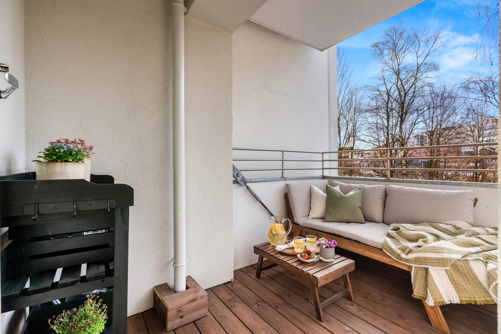 Her er det plass for sittegruppe og grill Galleribilde