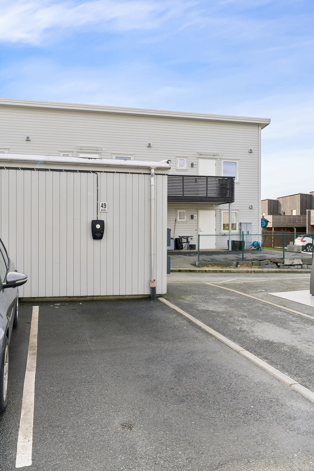 En fast parkeringsplass med elbil-lader Galleribilde