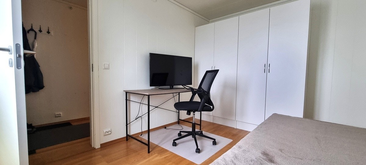 Inkluderer skrivebord, stol og seng Galleribilde