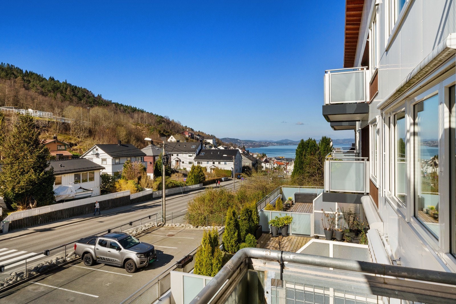 Utsikt fra terrassen mot byfjorden Galleribilde