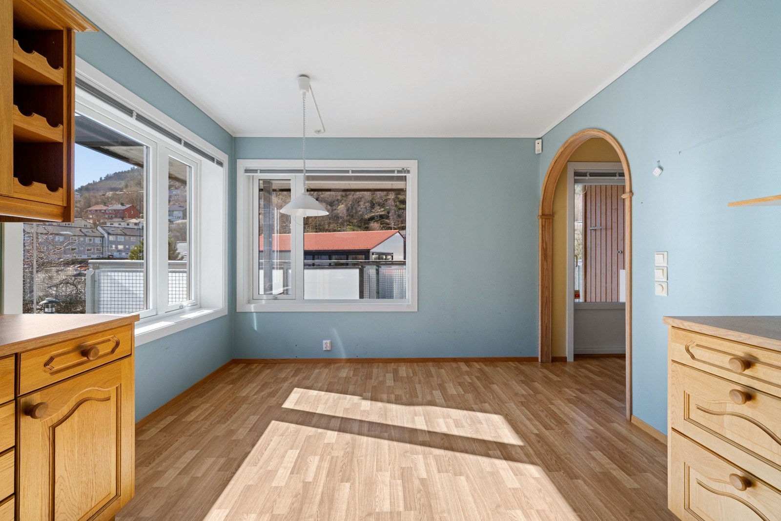 Lyst og romslig kjøkken Galleribilde