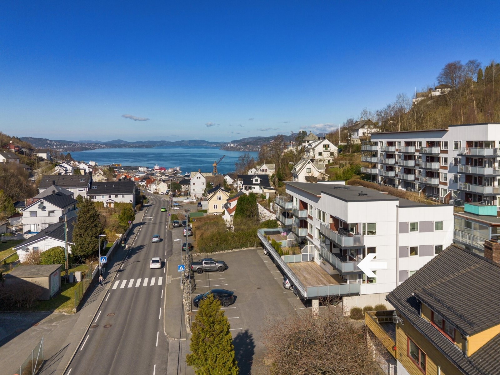 utsikt mot byfjorden Galleribilde