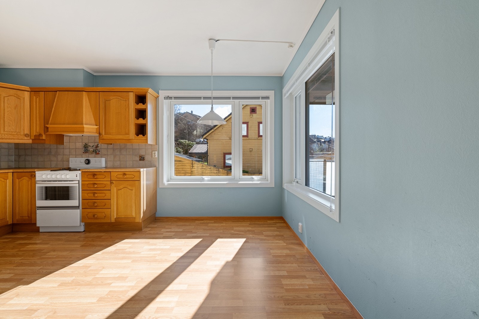 God plass til spiebord på kjøkkenet Galleribilde