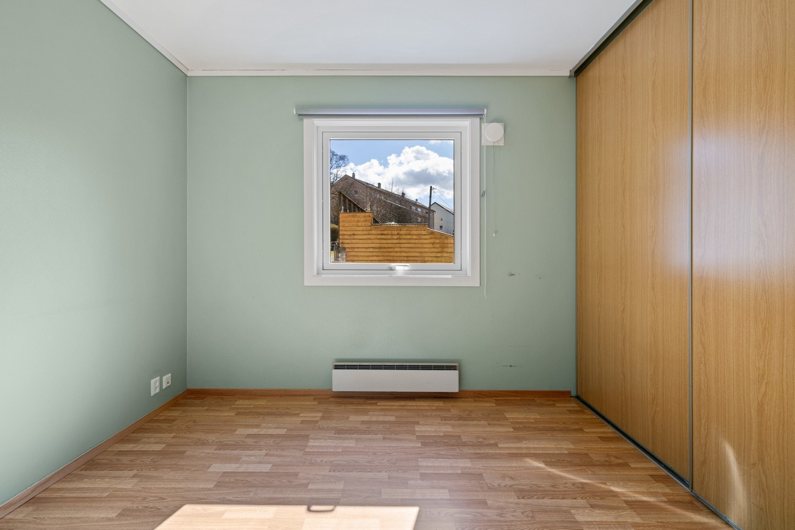 Soverom med skyvedørsgarderobe Galleribilde