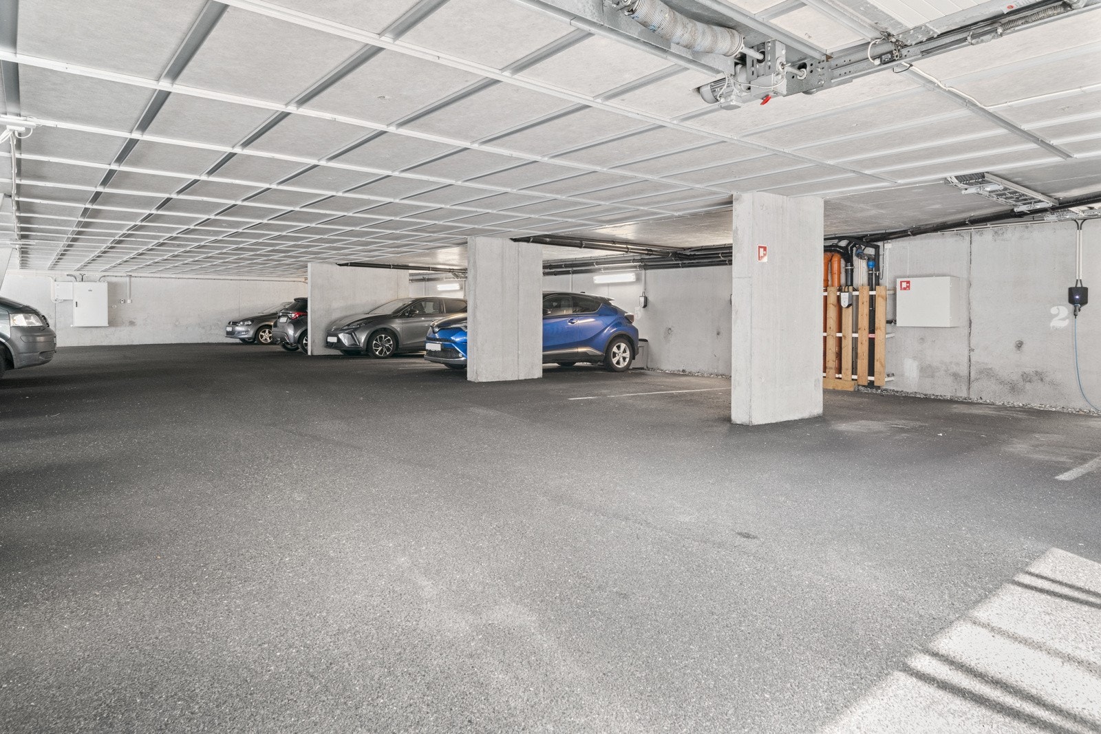 Leiligheten disponerer 2 garasjeplasser hhv nr. 1 og 3 jfr. sameiet. Galleribilde