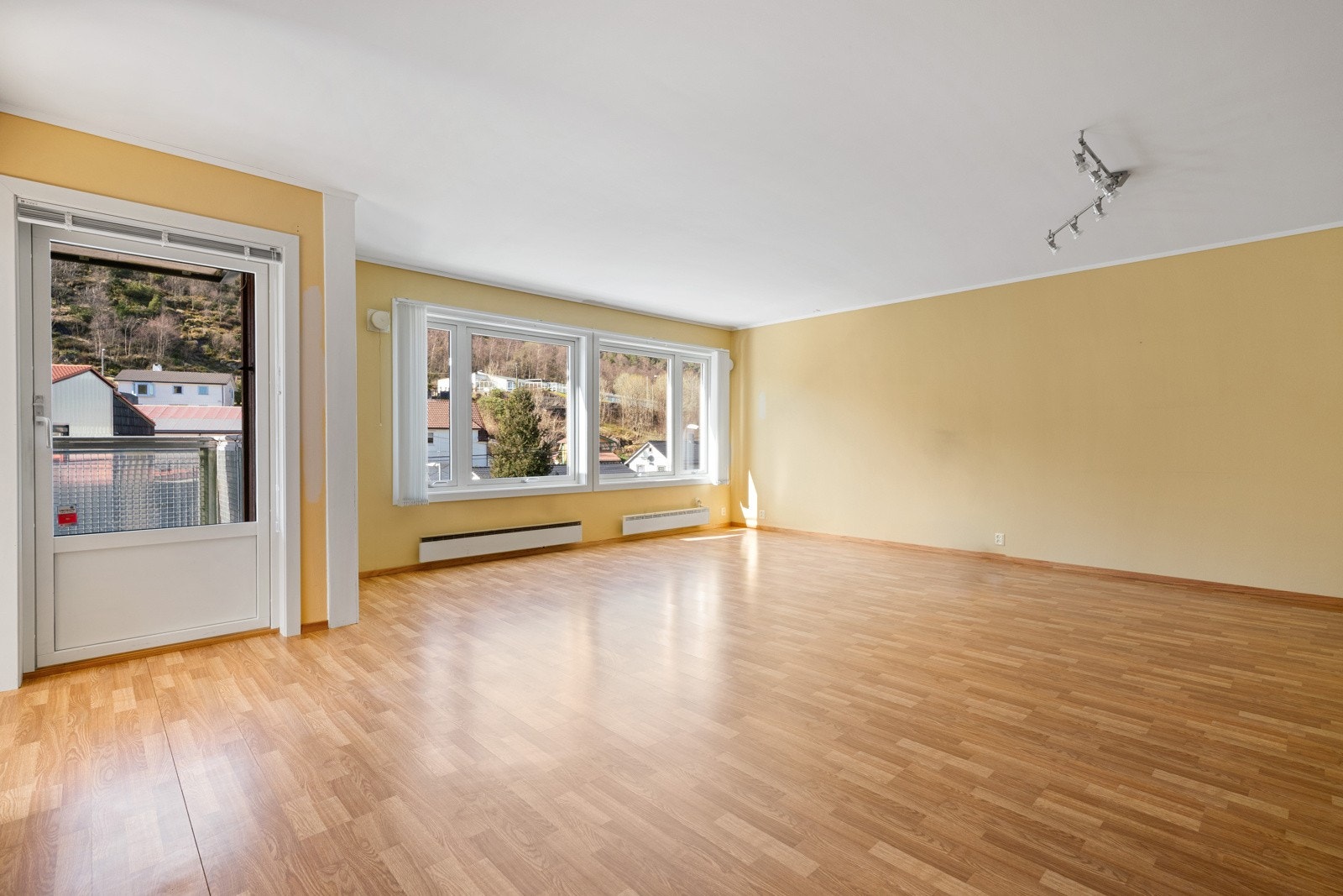 Lys og god stue med utgang til terrassen Galleribilde