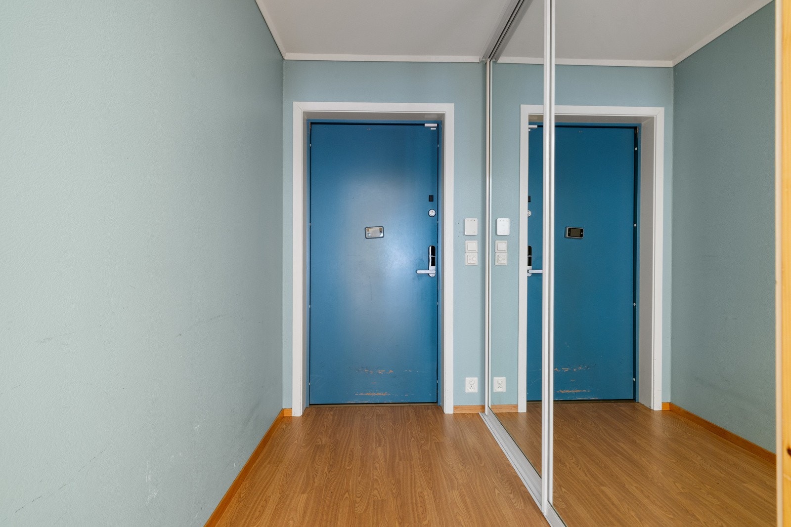 Entre med skyvedørsgarderobe Galleribilde