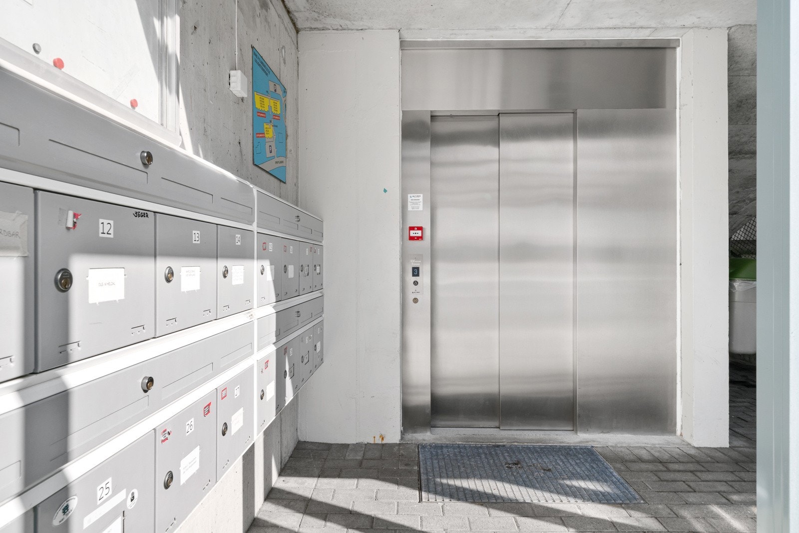 Inngnagsparti med postkasser Galleribilde