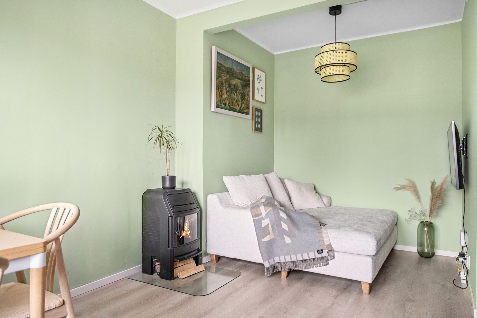 I stuen er det en hyggelig vedovn Galleribilde