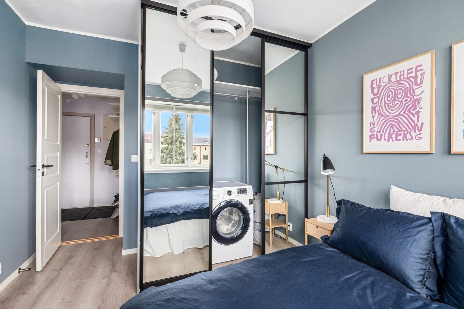 Stort soverom inn mot rolig bakgård. God plass til garderobeskap og praktisk med egen vaskemaskin inne i garderoben Galleribilde