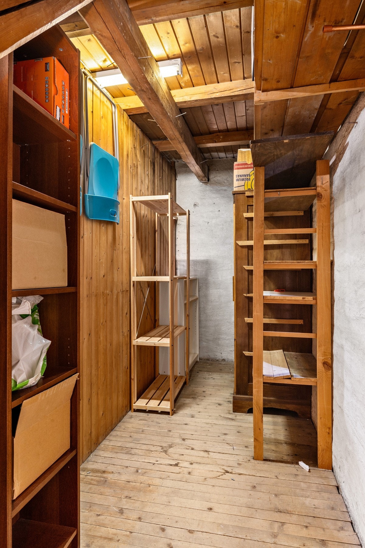 3 fine boder medfølger. 2 i kjeller og 1 på loft. Galleribilde