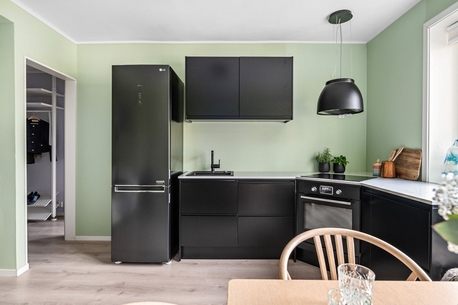 Pent kjøkken fra 2020 med helt ny kjøkkenvifte. Benkeplate i stein. Det er integrerte hvitevarer som platetopp, stekeovn og oppvaskmaskin. Galleribilde