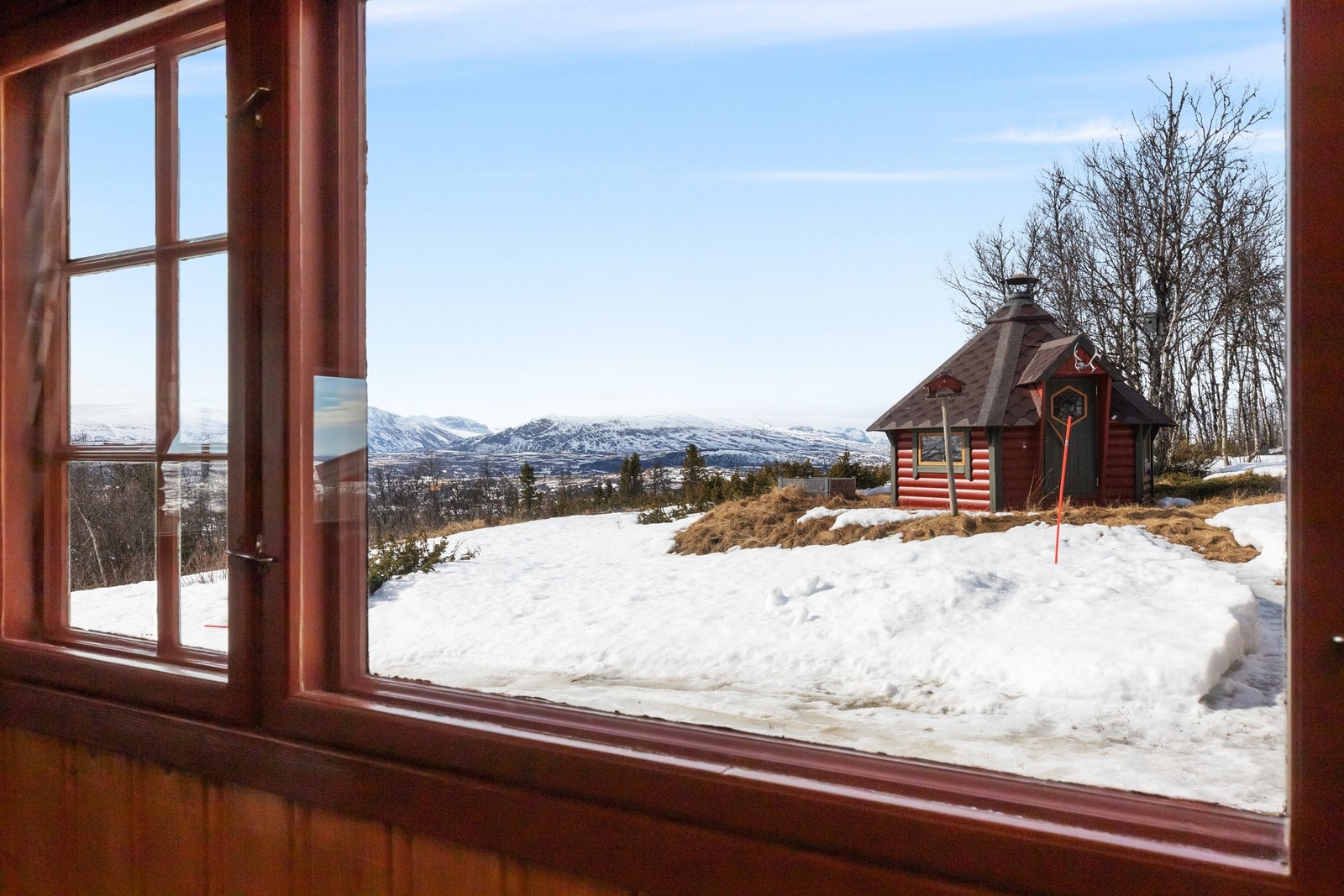 Nyt den flotte utsikten fra vinduet Galleribilde