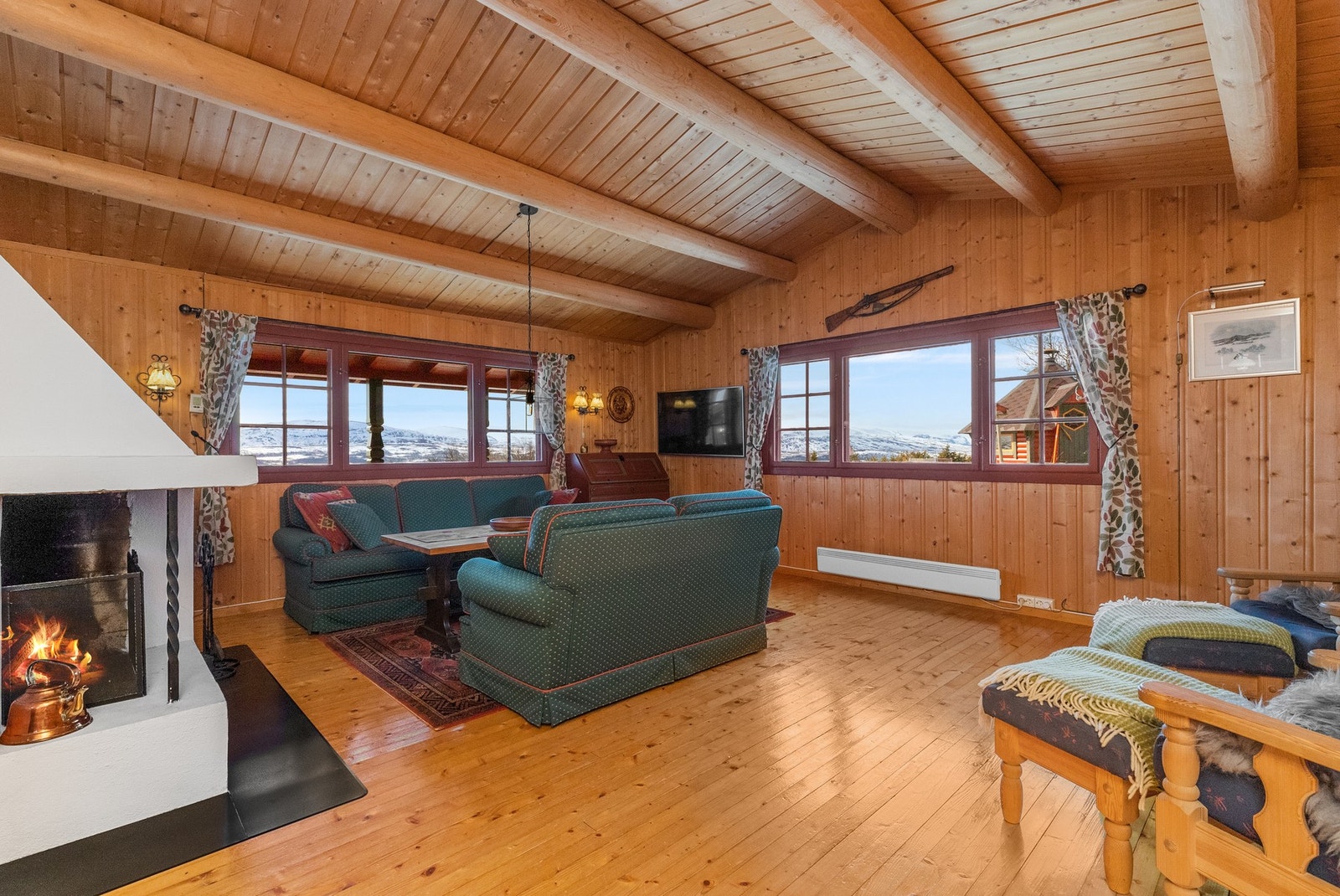 Fra vinduene flommer dagslyset inn og gir en god romfølelse Galleribilde