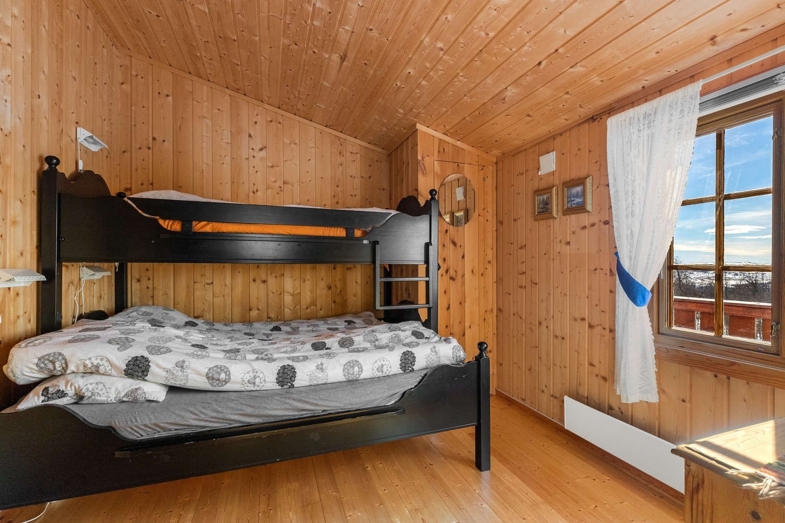 Soverom to med plass til familiekøyeseng Galleribilde