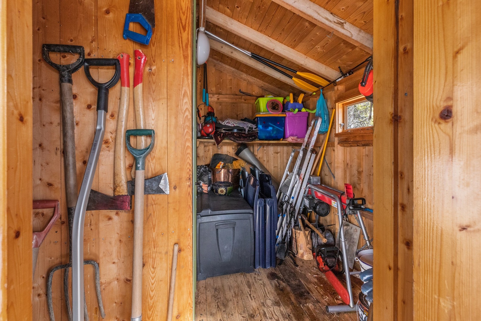 Plass til oppbevaring av utstyr og ved Galleribilde