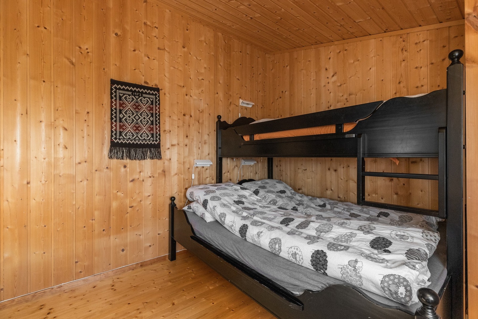 Rommet har også ett enkelt garderobeskap samt plass til kommode Galleribilde