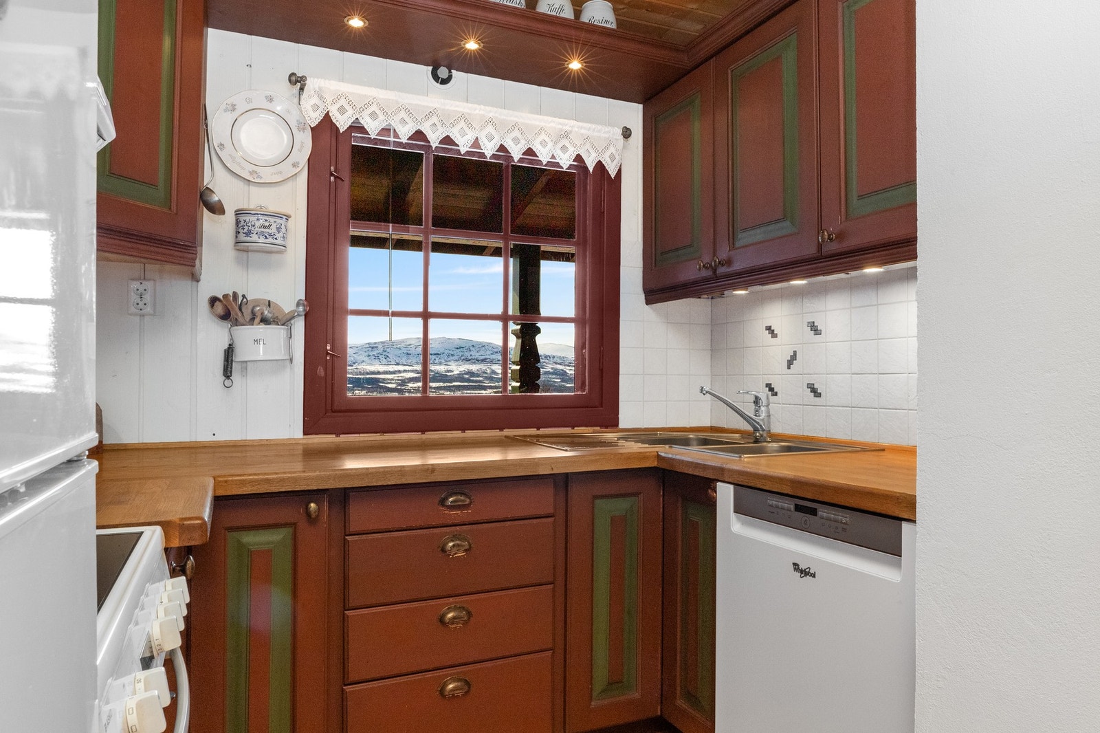 Heltre innredning med profilerte fronter Galleribilde