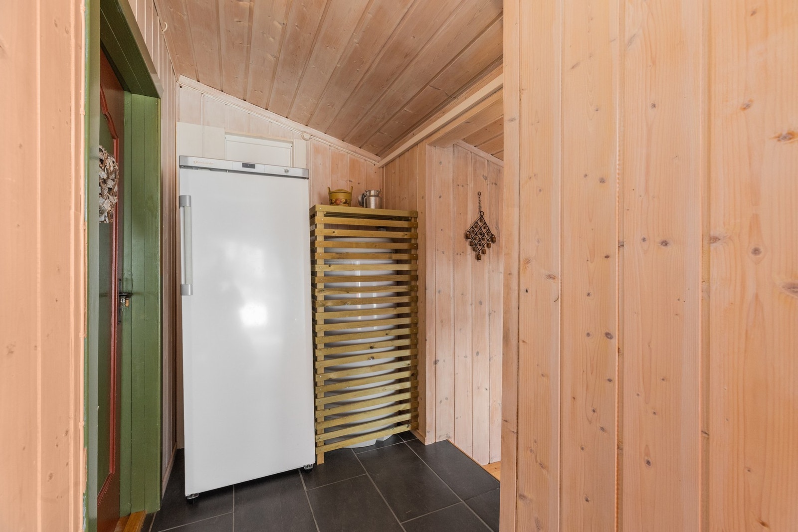 Her er det også plass til eet ekstra kjøleskap om man øsnker det, delvis innebygd varmtvannsbereder Galleribilde