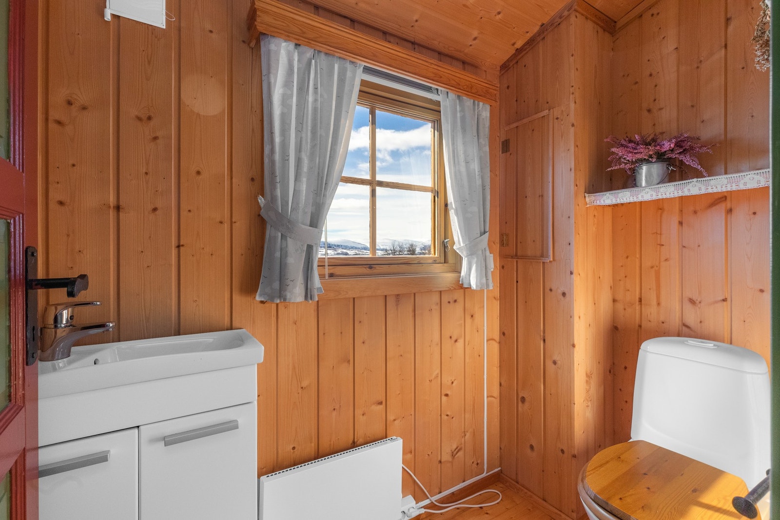 Ekstra toalettrom, praktisk når man er mange Galleribilde