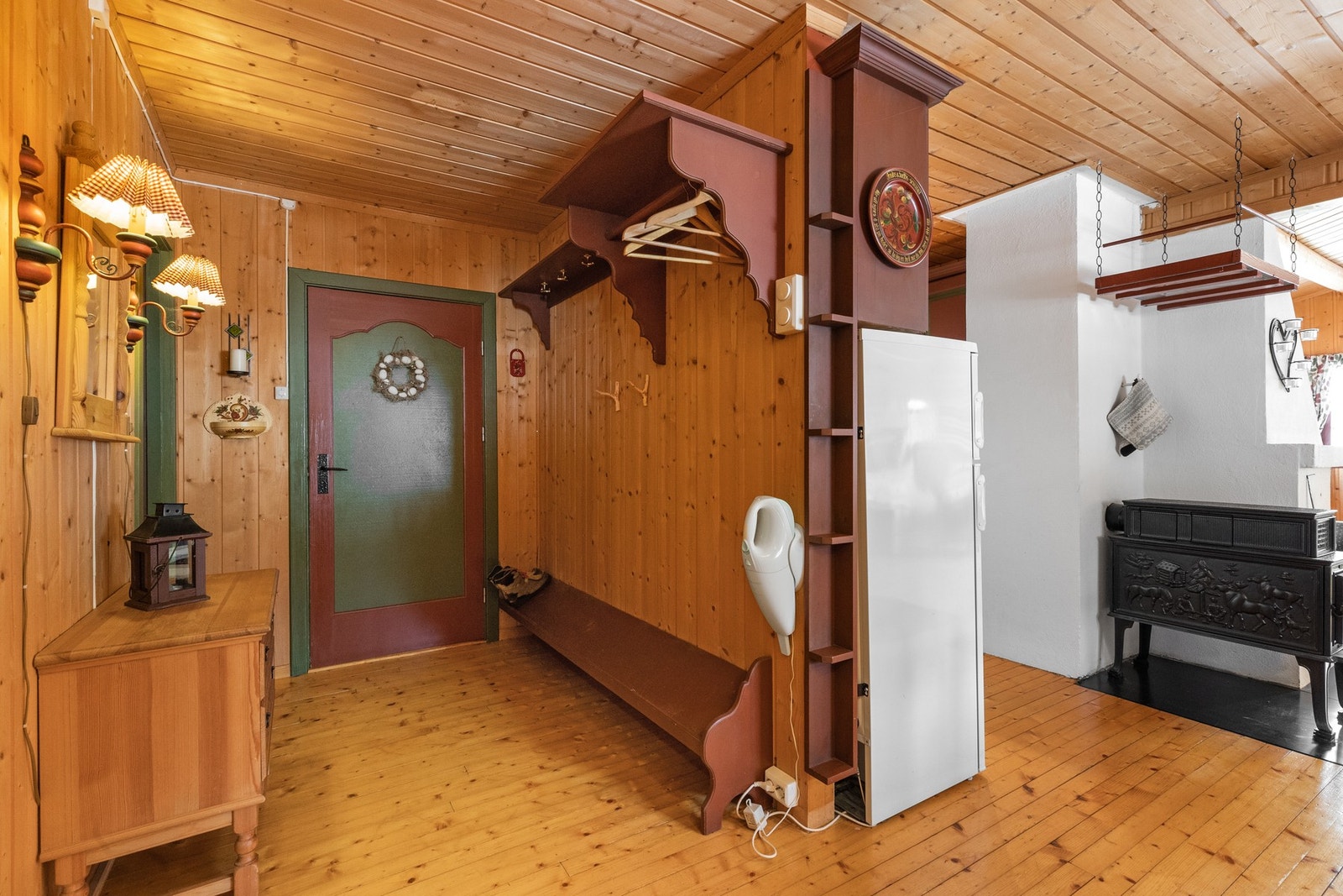 Her er det god plass til oppbevaring av yttertøy og sko Galleribilde