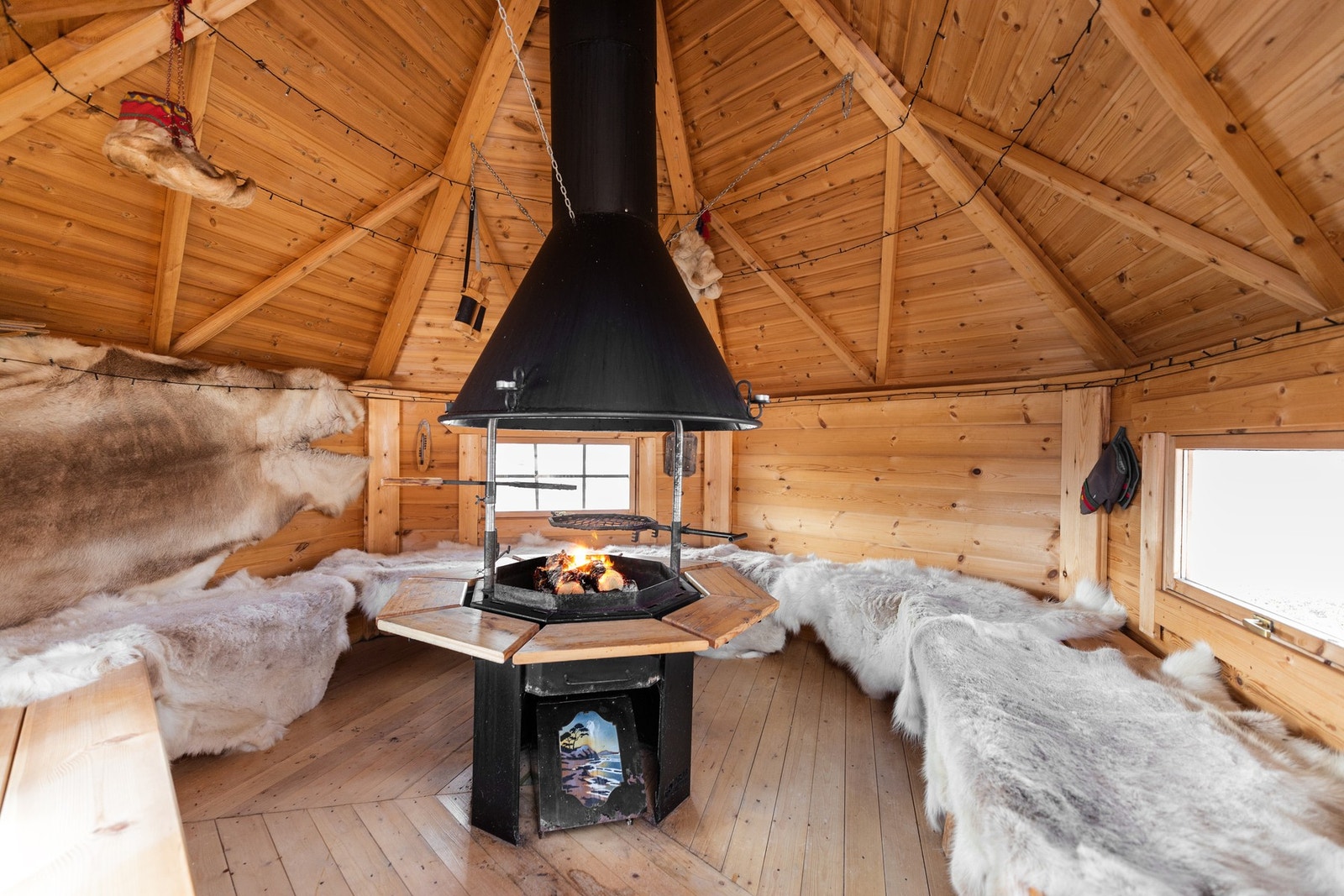 Samle familien og venner til hyggelige måltider og trivelige historier i grillhytta Galleribilde