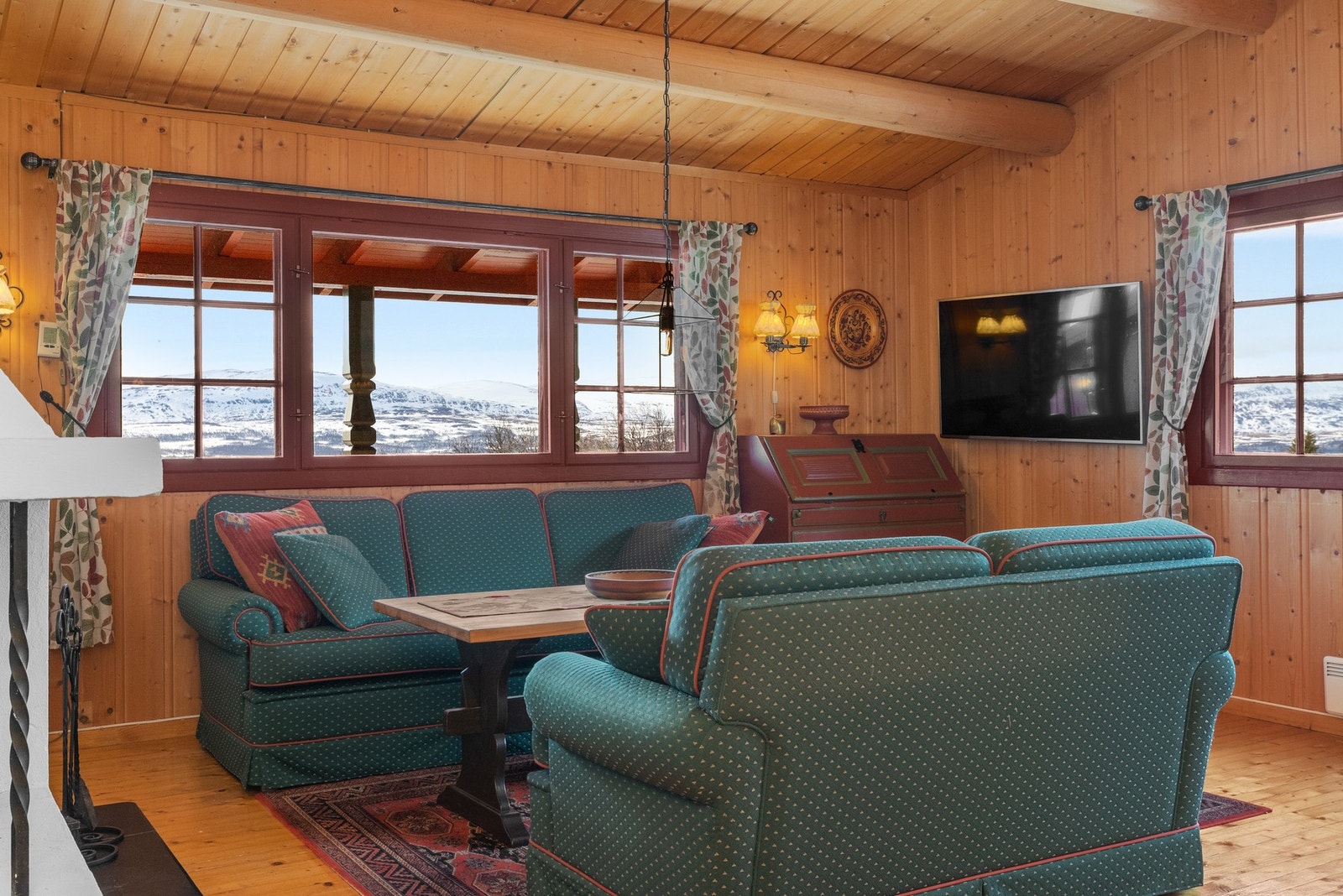 Det er lett å finne den gode roen inne i hytta etter en lang dag ute i fjellet Galleribilde