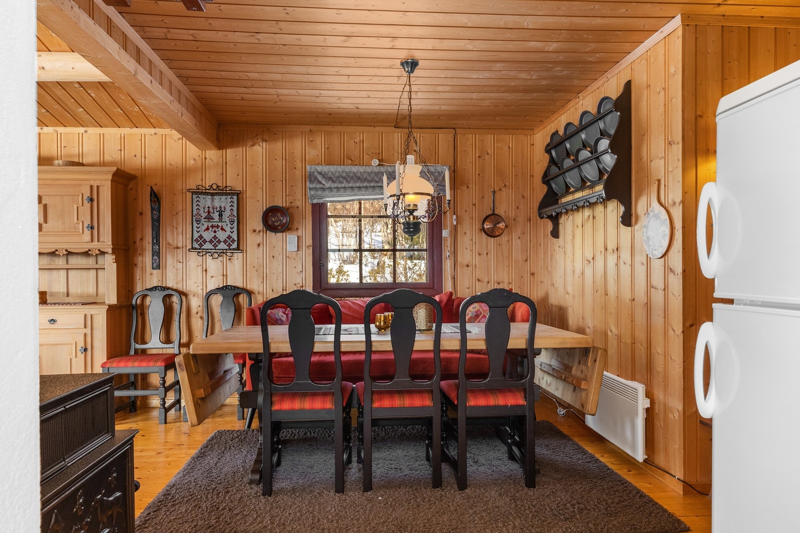 Praktisk med spisebordet rett ved kjøkkenet Galleribilde