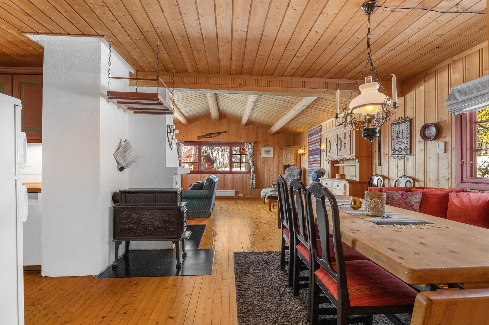 Vedovn plassert inn mot kjøkkensiden som gir en lun og god varme Galleribilde