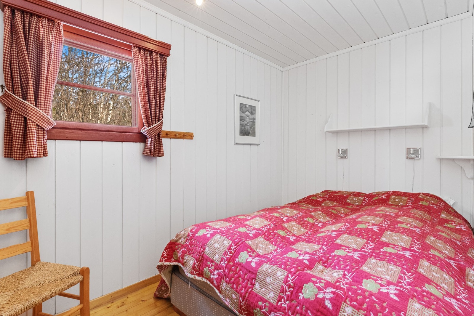 Hytta har tre gode soverom Galleribilde