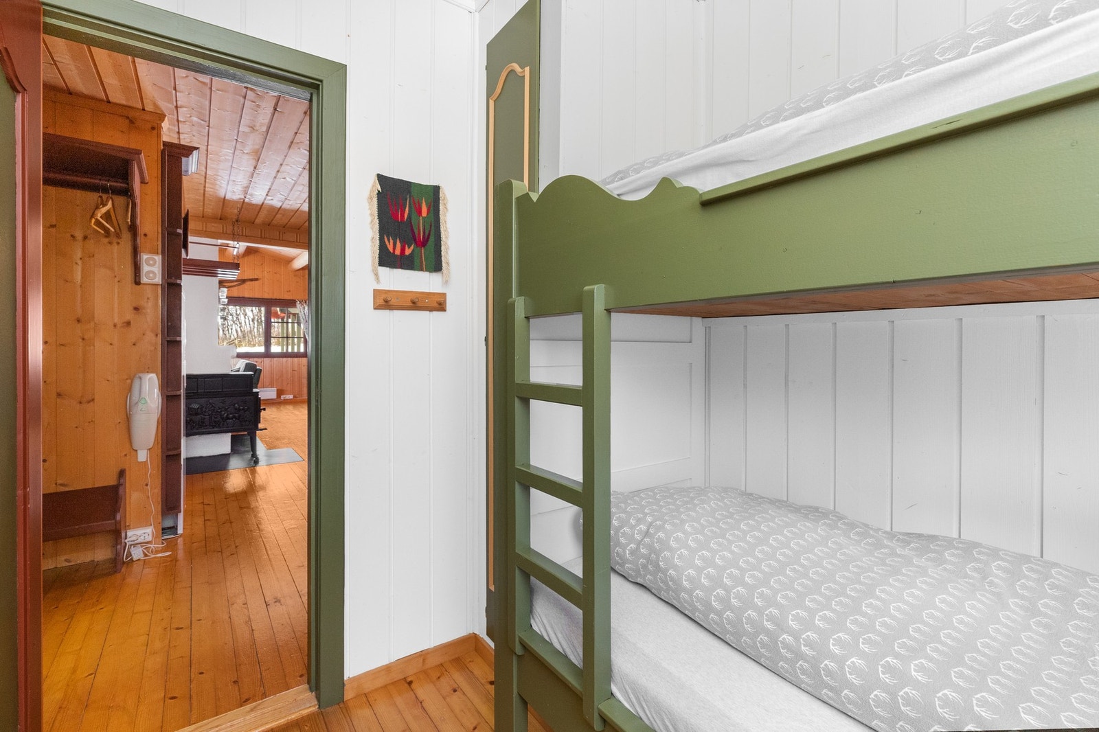 Rommet har også ett enkelt garderobeskap Galleribilde