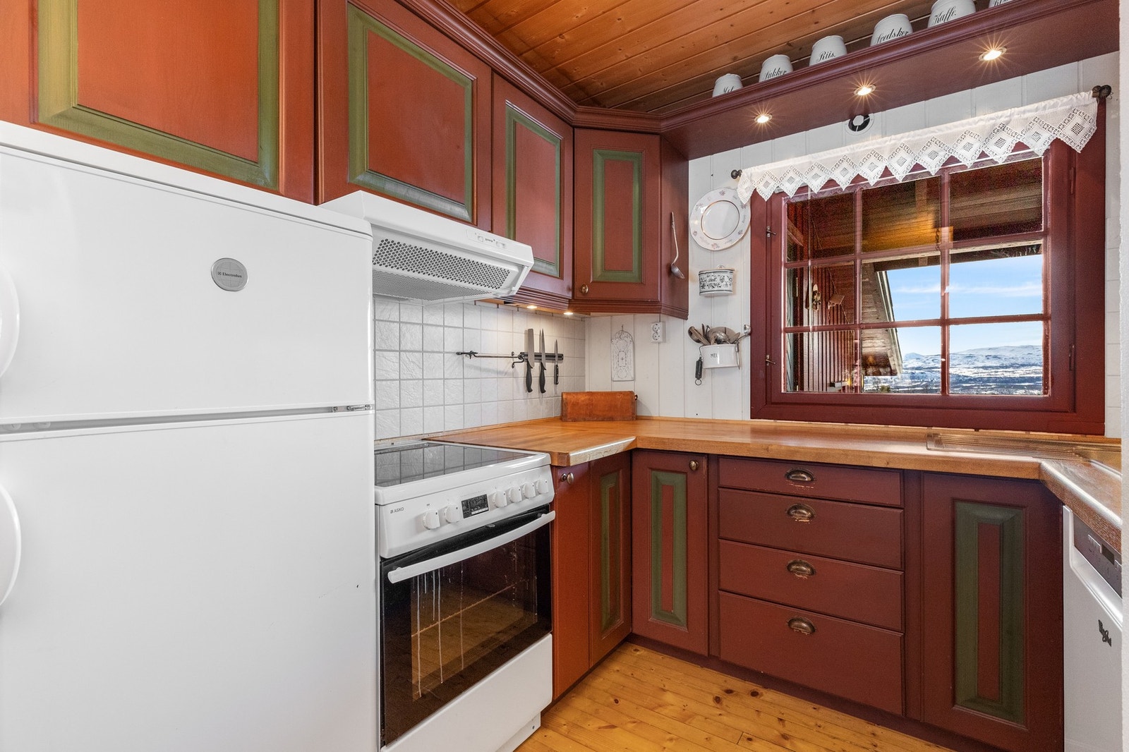 Plassbygd kjøkken til praktisk bruk Galleribilde