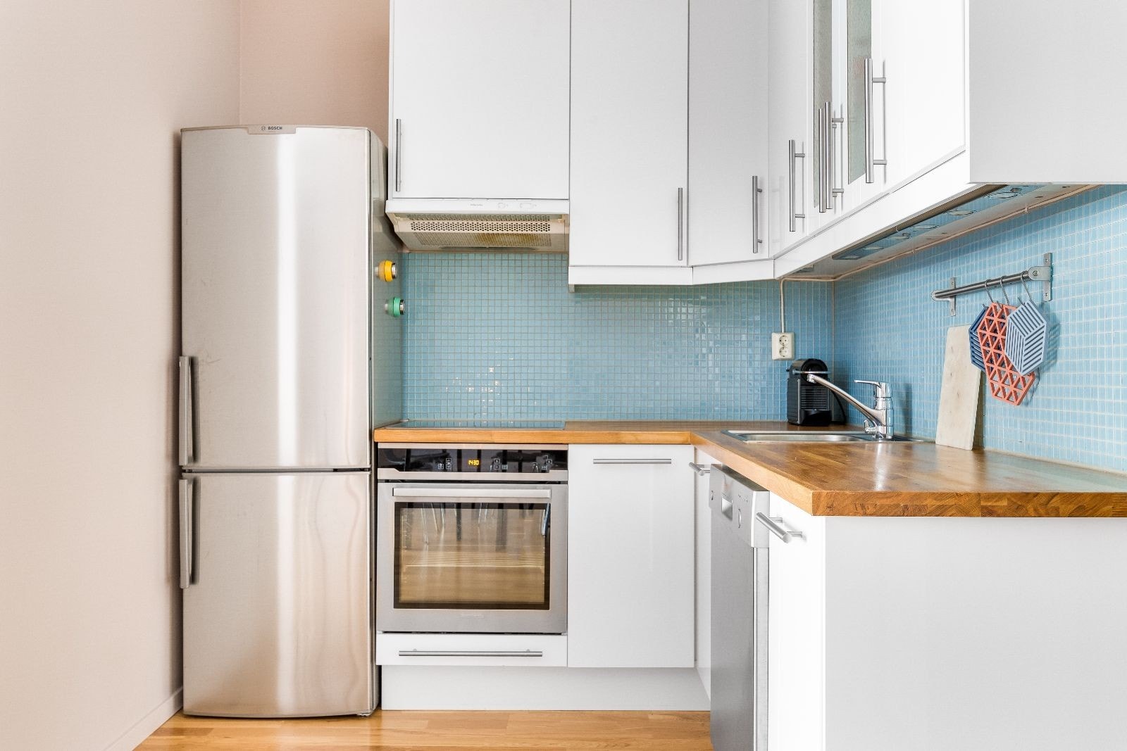 Kjøkken med integrerte hvitevarer Galleribilde