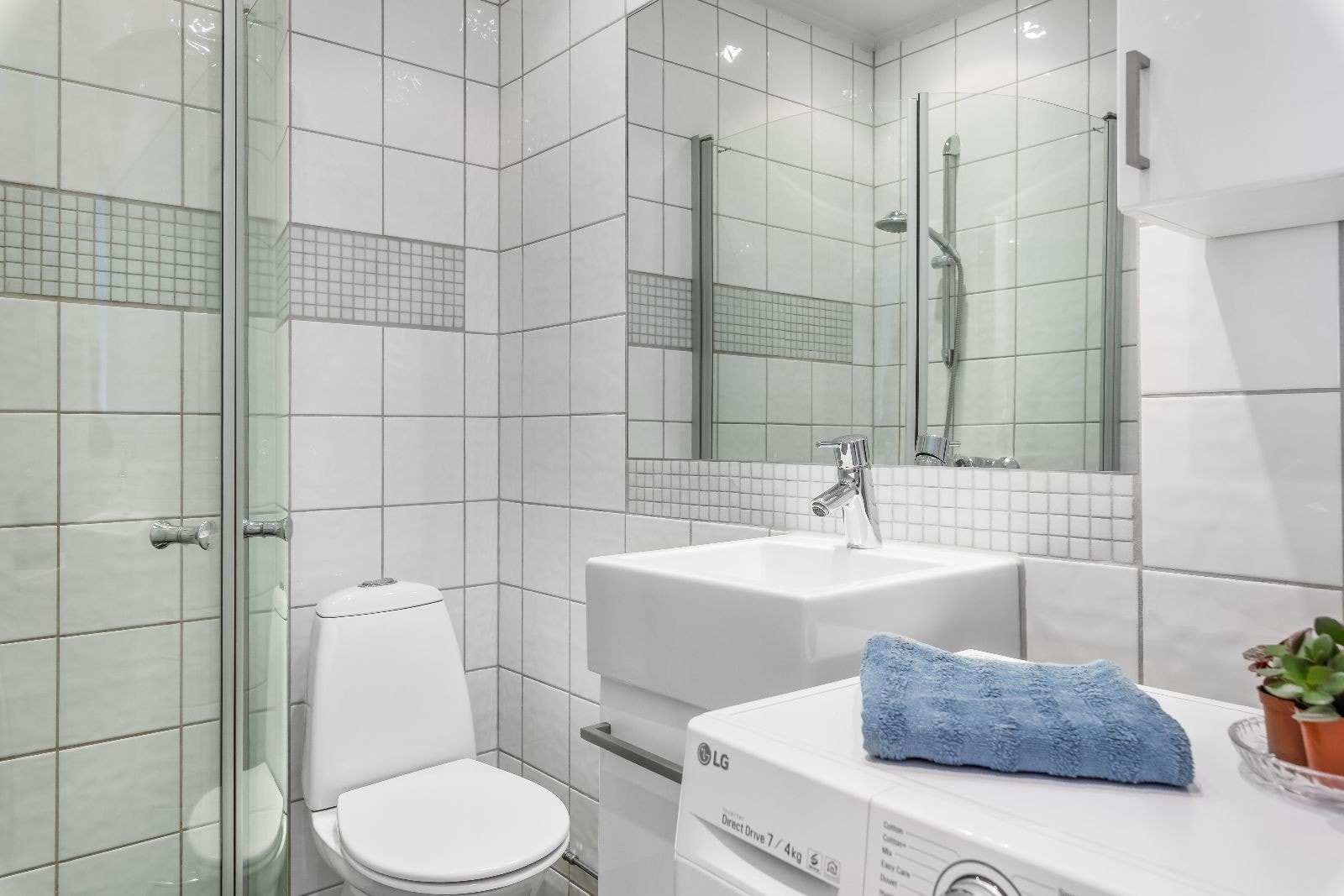 Pent lyst bad med varme i gulv. Kombi tørk og vask følger med. Galleribilde