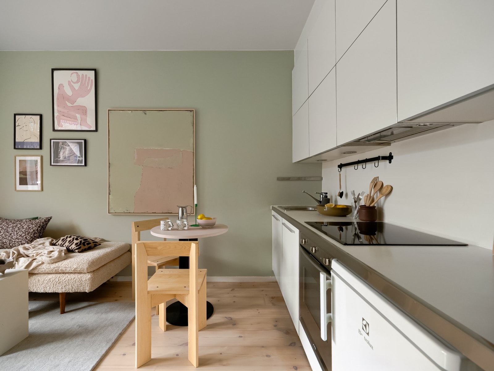 Det er godt med benkeplass og medfølgende hvitevarer som stekeovn, koketopp, ventilator tilkoblet felles avtrekkssystem, oppvaskmaskin og kjøleskap (med frysedel øverst). Galleribilde