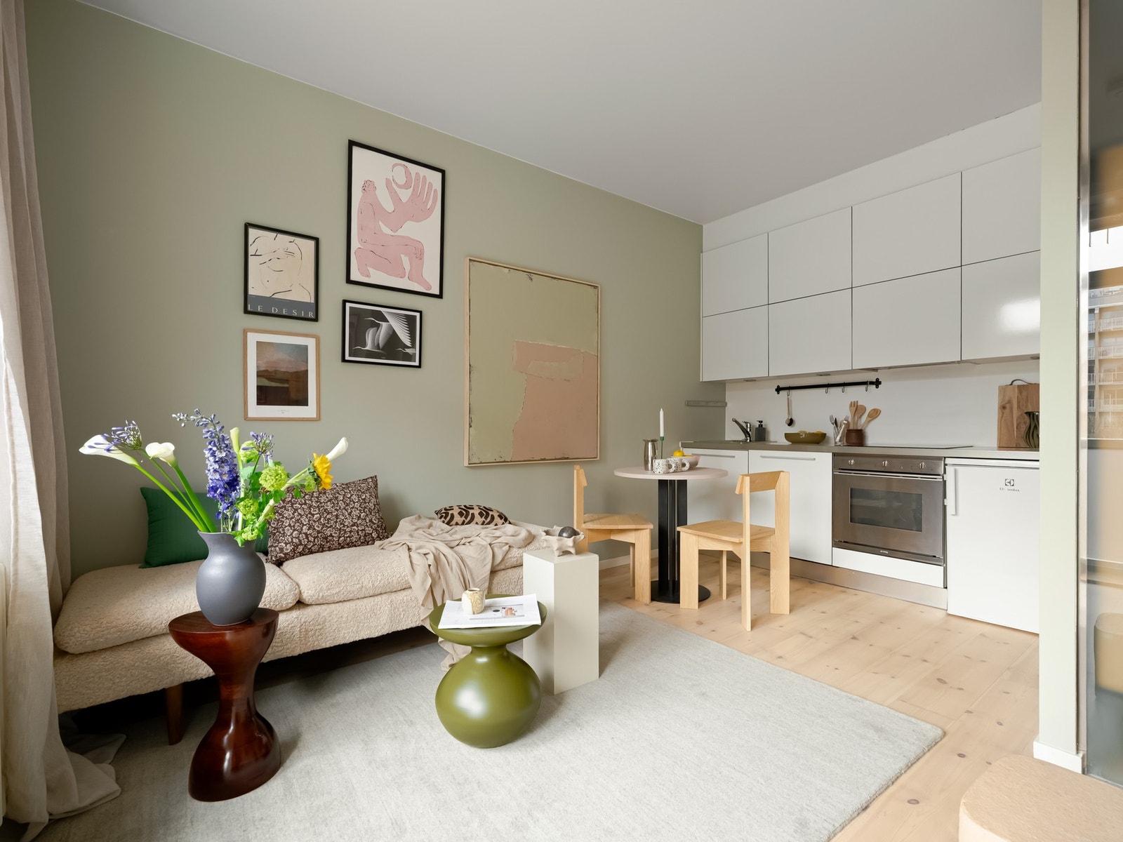 Den åpne kjøkken- og stueløsningen gjør dette til et sosialt allrom og er det naturlige samlingspunktet i leiligheten. Galleribilde