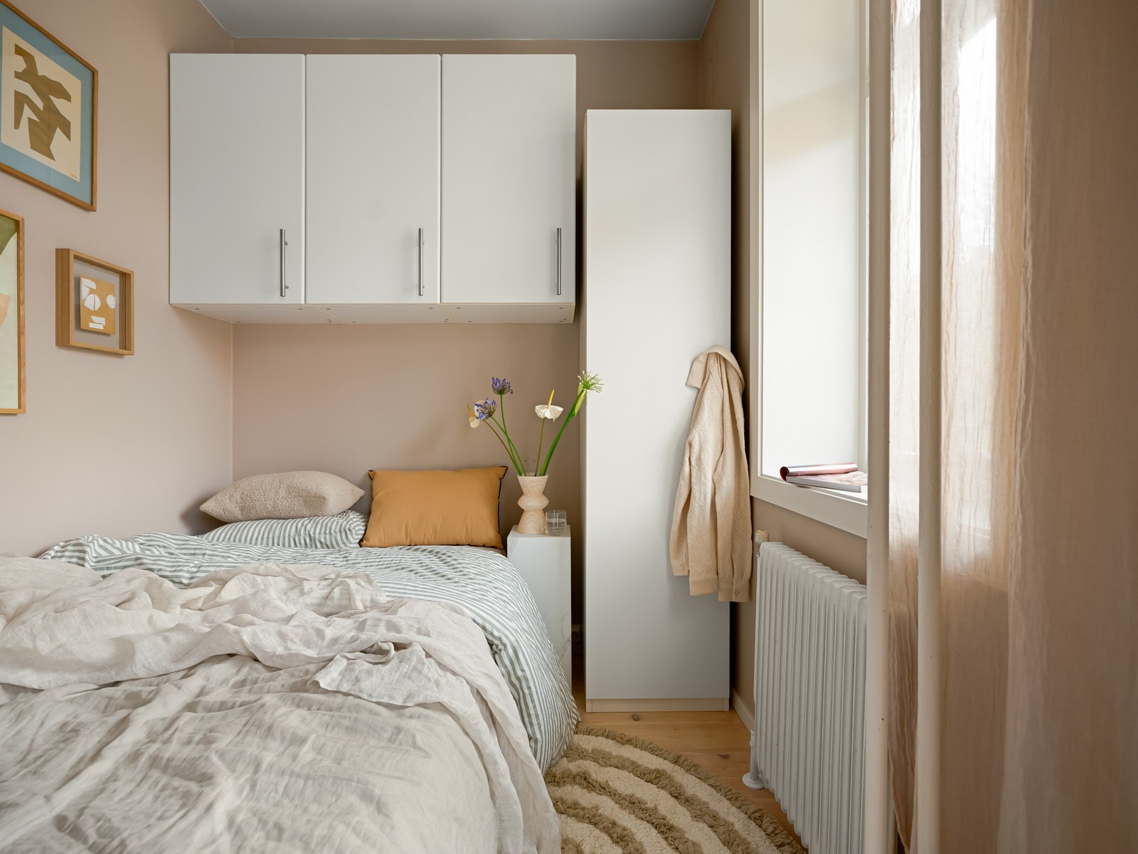 Leiligheten har et hyggelig soverom med god plass til seng (120 cm), tilhørende nattbord og garderobeskap. Galleribilde