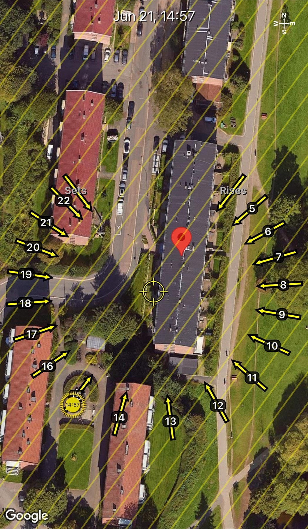 Med sin vestvendte retning er det gode solforhold fra rundt kl. 14:00 til 20:00 midt på sommeren. Her vises solkart fra 21. juni. Galleribilde