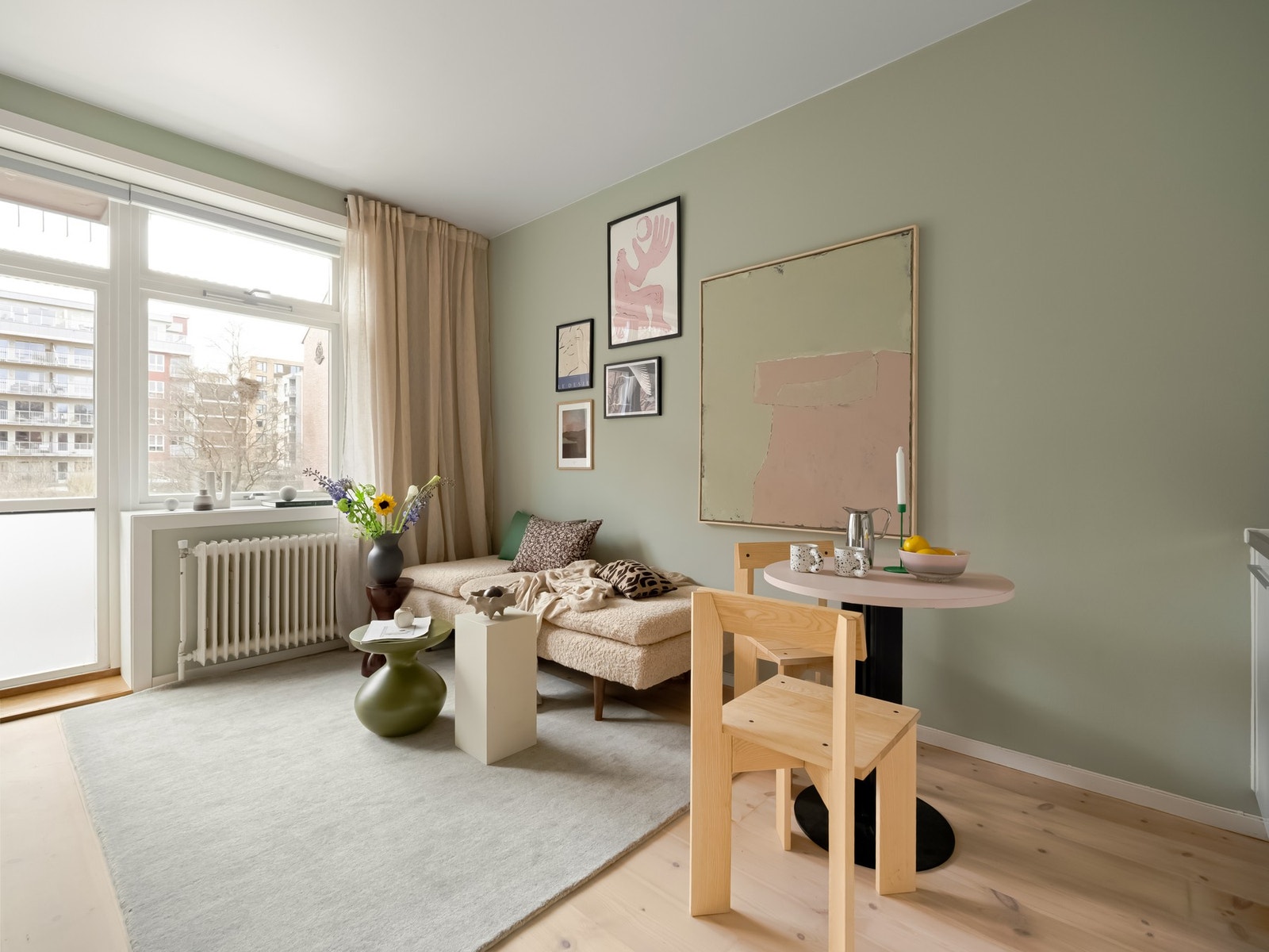 Det er verdifulle kvaliteter som vestvendt balkong, generøs takhøyde og store vindusflater som slipper inn mye naturlig dagslys. Galleribilde