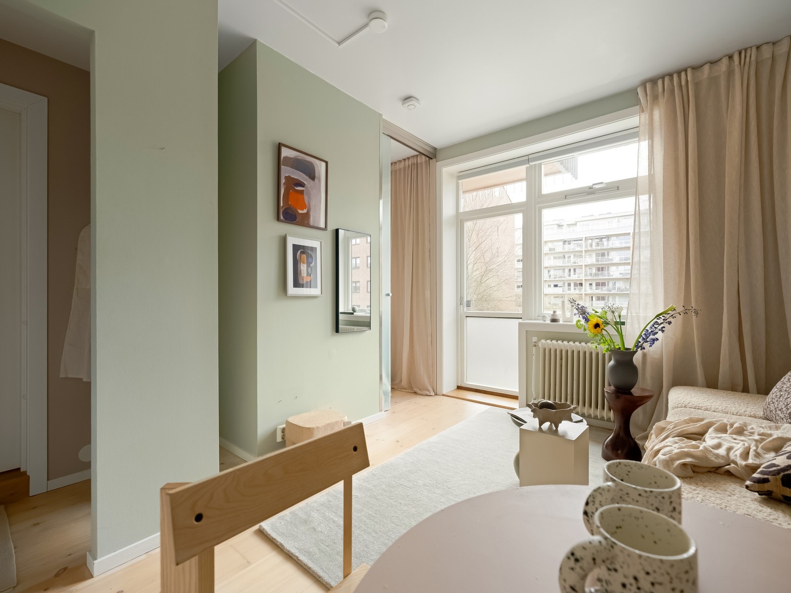 Leiligheten har fine løsninger for ulike soner. I stuedelen er det rom for en sofagruppe, salongbord og TV-benk. Galleribilde